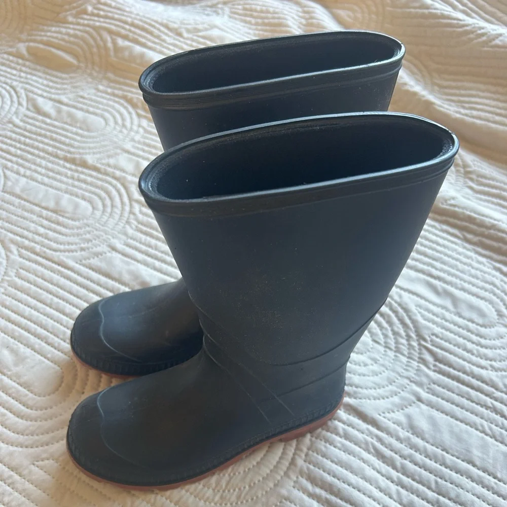 Kids navy rain boots size 2. No insoles. Decent shape, mild scratches.